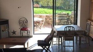 Una habitación acogedora con una mesa de comedor, sillas, un sofá y una chimenea.
