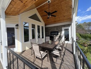 Outdoor dining - WATERFRONT/PEA HILL CREEK, BOATHOUSE, LINENS, RECENT REMODEL, OUTDOOR FIREPLACE (Henrico)