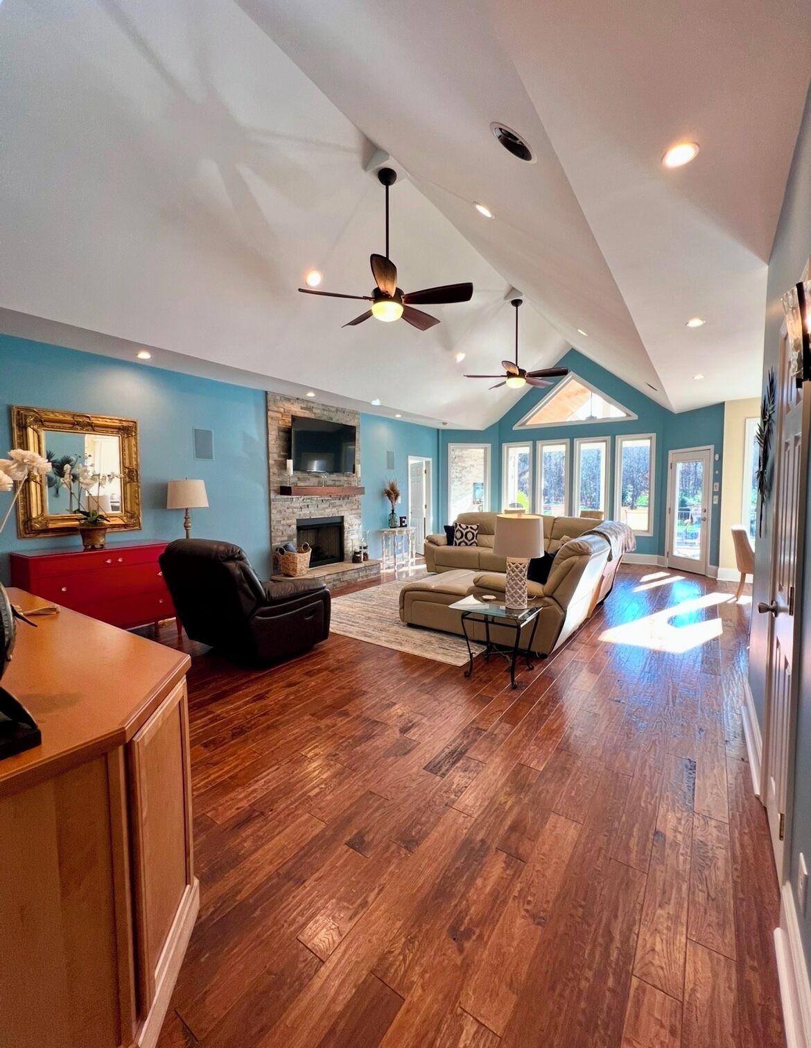 تلفزيون ذكي، مدفأة، مشغل دي في دي، كرة قدم الطاولة