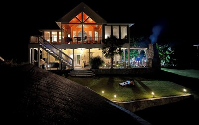 WATERFRONT/PEA HILL CREEK, BOATHOUSE, LINENS, RECENT REMODEL, OUTDOOR FIREPLACE