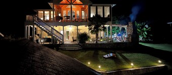 WATERFRONT/PEA HILL CREEK, BOATHOUSE, LINENS, RECENT REMODEL, OUTDOOR FIREPLACE