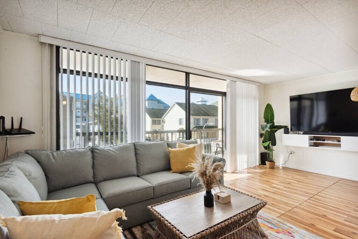 Fun & Comfy Beachside Getaway ~ King Bed ~ Balcony