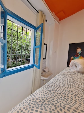 Wifi gratis y ropa de cama 