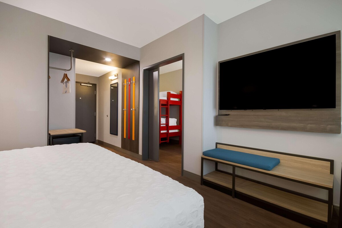 1 King 2 Twin Extra Long Bunk Hearing Access