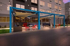 Outdoor dining - Tru By Hilton Destin (Destin)