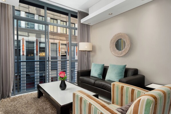 TV, Netflix, streaming services - Beautiful Central Apartment | Pool | Gym (Cape Town)