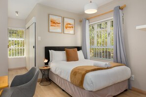 1 bedroom, iron/ironing board, WiFi, bed sheets - Sunset Hill Light and Bright Cottage | Camps Bay (Cape Town)