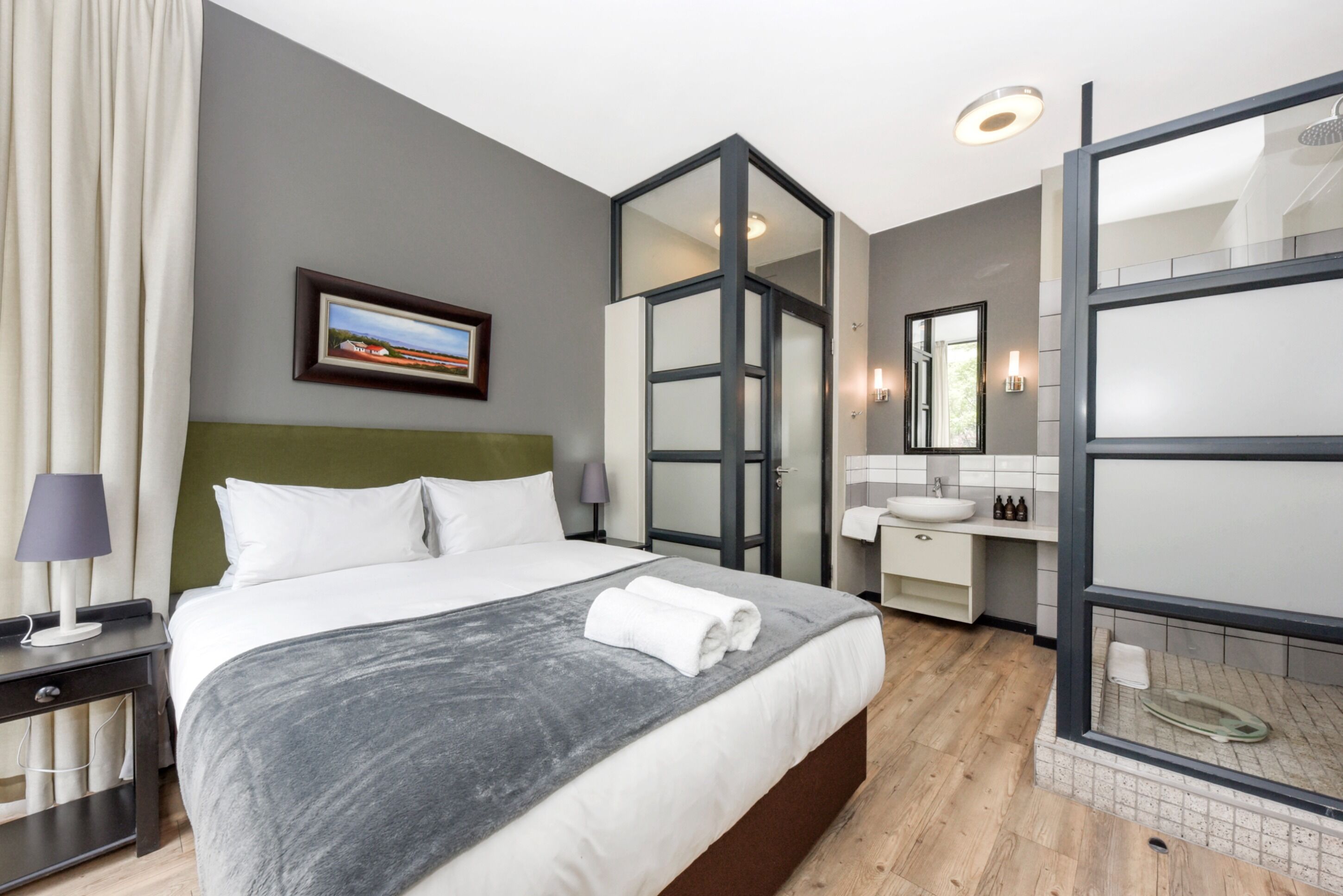 2 عدّة غرف نوم وخزنة داخل الغرفة ومكواة/لوح كي وخدمة الإنترنت