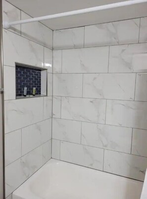 Dusche, Handtücher, Seife, Shampoo