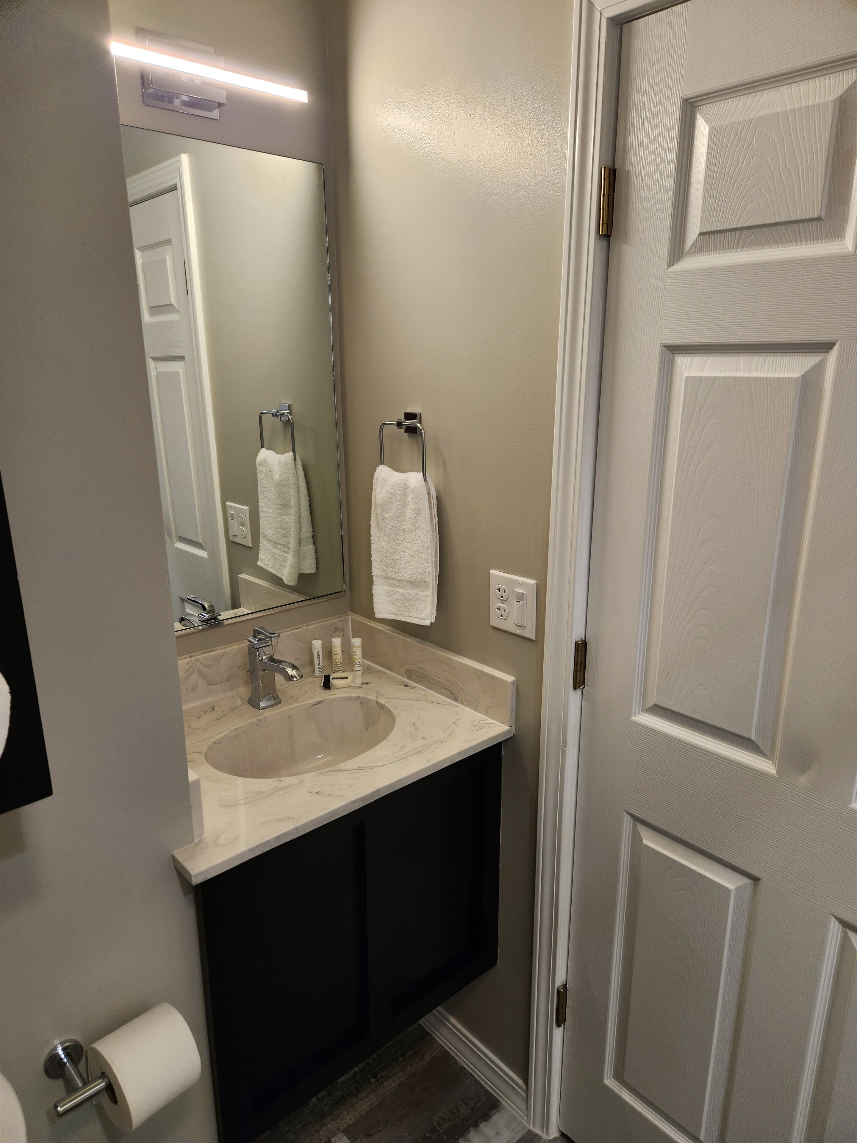 Basic Single Room | Bathroom | Towels