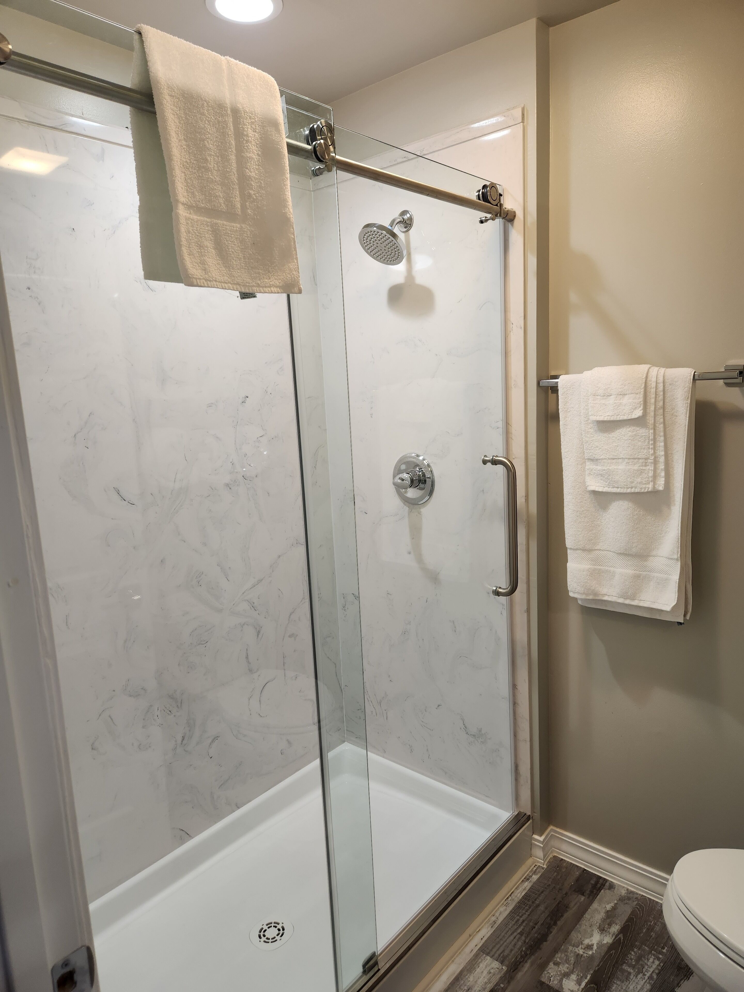 Basic Single Room | Bathroom | Towels