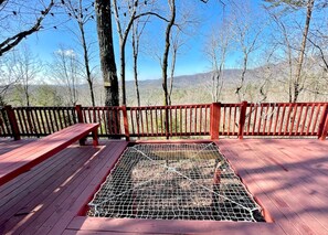 Outdoor spa tub - Sunset Mountain cabin with barrel sauna, net hammock & massage chair (Ellijay)