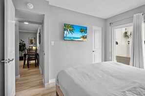 2 bedrooms, free WiFi, bed sheets - Island Bliss Steps from Beach & Bay! (Bradenton Beach)