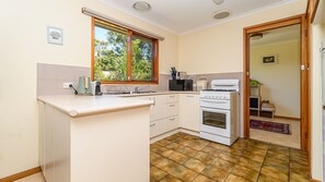 Ugn, spishäll, brödrost och barnstol