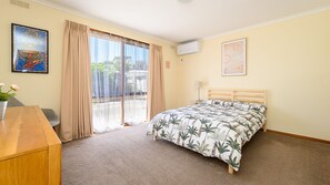 4 bedrooms, desk, WiFi