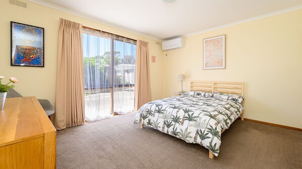 4 bedrooms, desk, WiFi