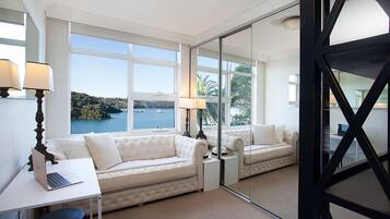 Smart-TV, DVD-Player, Bücher, Stereoanlage