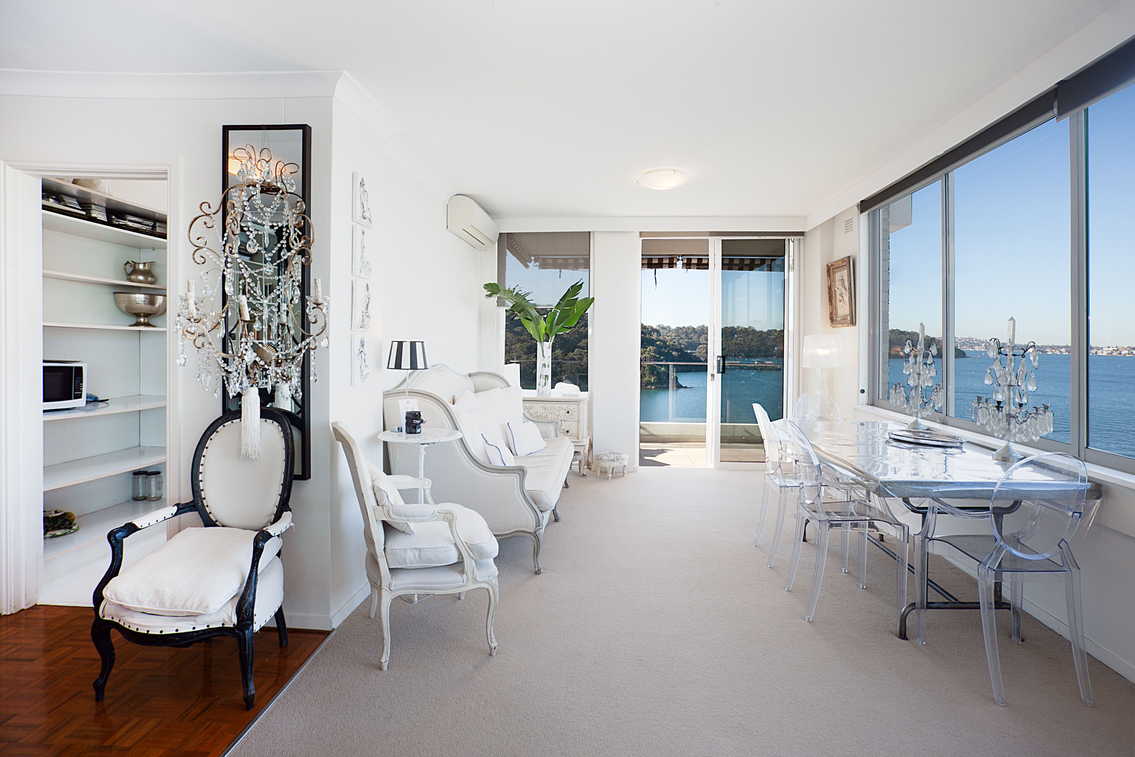 Älytelevisio, DVD-soitin, kirjoja, stereot