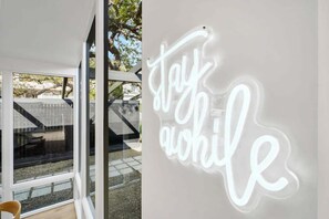 Interior - Malibu Beach House by Stay Awhile Villas (Malibu)