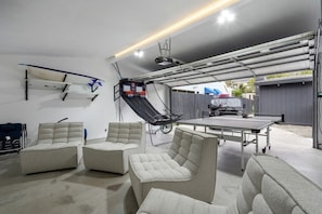 Une salle de sport moderne, équipée de matériel d’exercice, d’un projecteur et de sièges confortables.