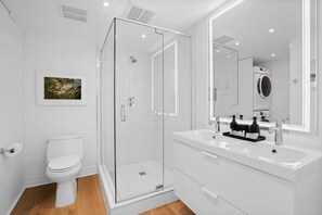 Bathtub, hair dryer, towels - Malibu Beach House by Stay Awhile Villas (Malibu)