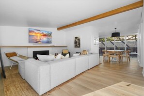 Tv, eldstad, tv-spel och böcker