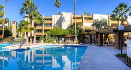 Walk distance to Old Town Scottsdale. Heated pool,spa,ground lvl unit,Maya Codos