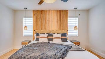 4 soverom, skrivebord, strykejern/-brett og reiseseng for barn