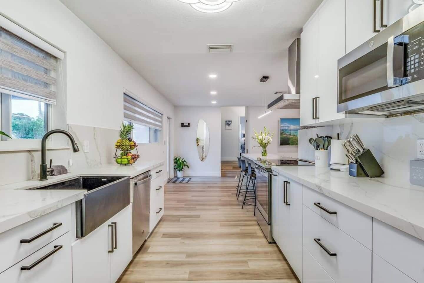 Jääkaappi, mikroaaltouuni, uuni, liesi