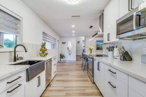 雪櫃、微波爐、焗爐、爐具