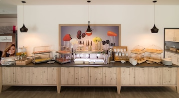 Café da manhã com buffet grátis todos os dias