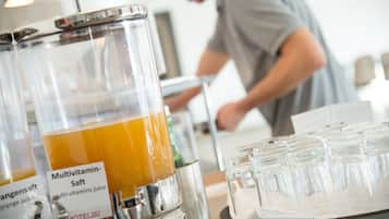 Un bar che offre succhi e una bevanda multivitaminica, insieme a succo d'arancia.