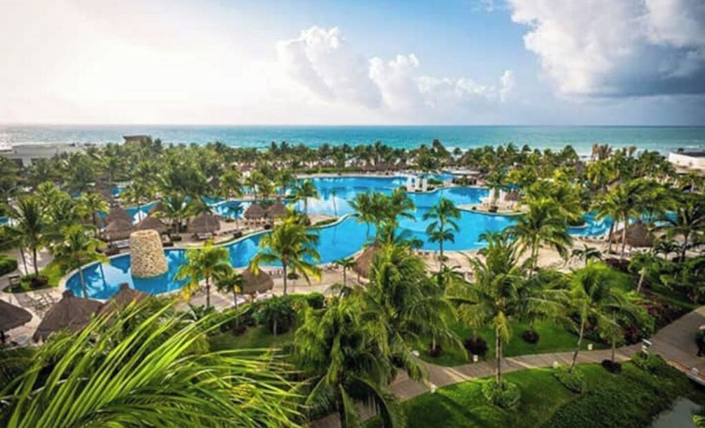 Alberca techada y alberca al aire libre