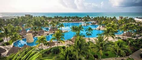 Alberca techada y alberca al aire libre