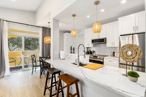 Private kitchen - SPECIAL SUMMER PRICES! King-size bed. Free parking. renovated! (Clearwater)