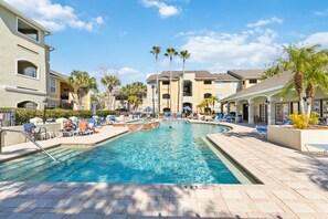 Alberca al aire libre y alberca climatizada