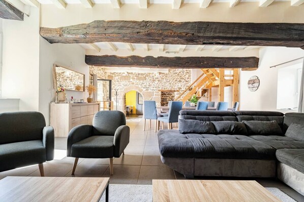 Televisie, een open haard en boeken