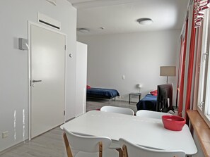 Basic Double Room | Bed sheets - Muurame-City Studios (Muurame)