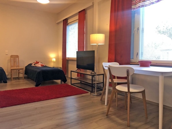 Basic Double Room | Bed sheets - Muurame-City Studios (Muurame)