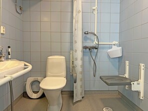 Basic Double Room | Bathroom