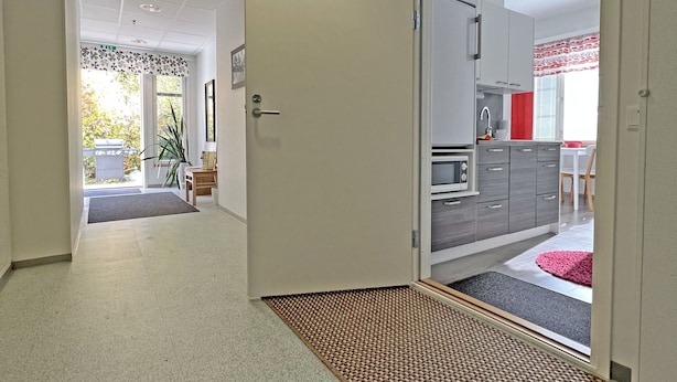 A modern interior with a hallway leading to a kitchen and dining area. - Muurame-City Studios (Muurame)