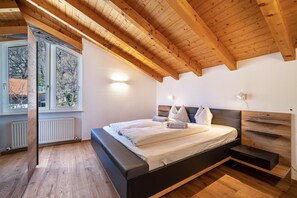 3 bedrooms, free WiFi, bed sheets - Holiday Apartment "Luisa" with Mountain View, Private Terrace & Wi-Fi (Schlanders)