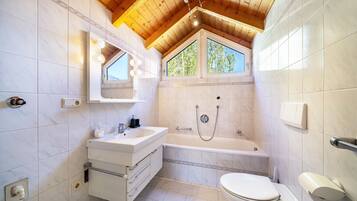 Badewanne, Haartrockner, Handtücher