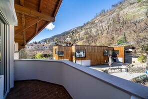 Property grounds - Holiday Apartment "Luisa" with Mountain View, Private Terrace & Wi-Fi (Schlanders)