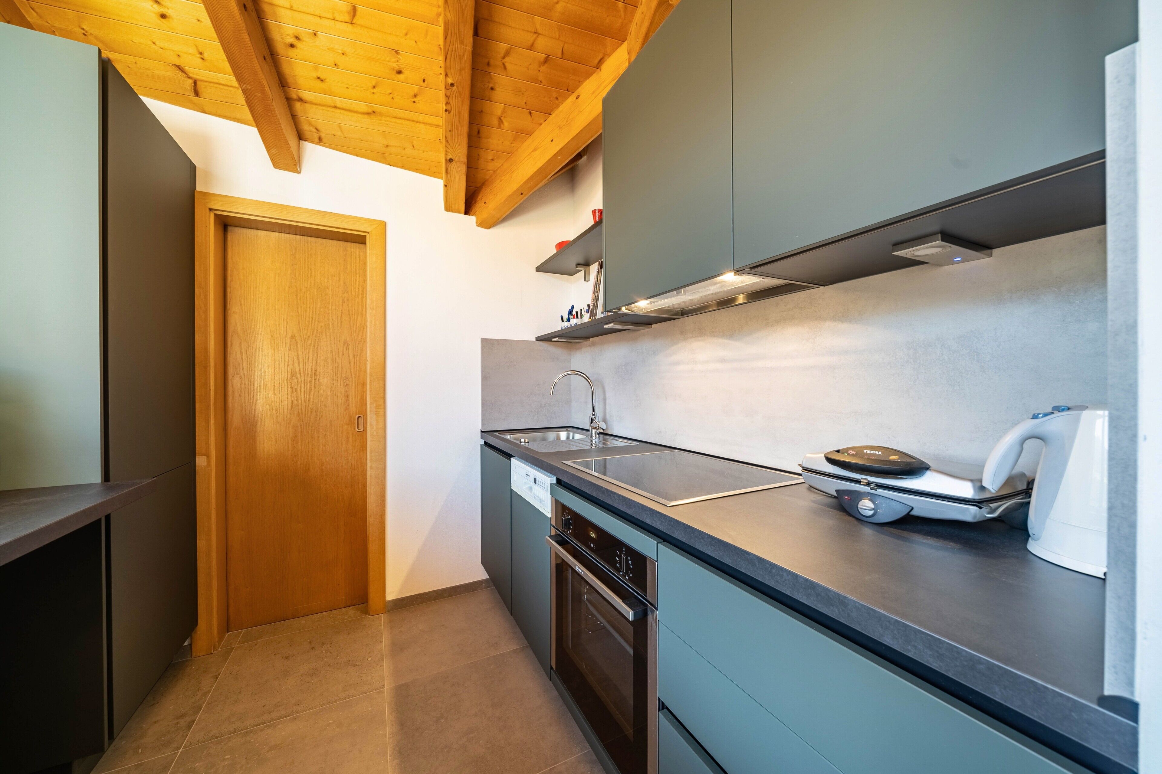 Kjøleskap, kokeplater, oppvaskmaskin og kaffetrakter/tekoker