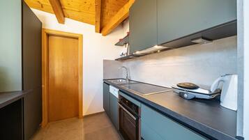 Kjøleskap, kokeplater, oppvaskmaskin og kaffetrakter/tekoker