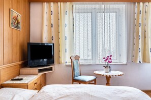 1 slaapkamer, een bureau, gratis wifi, beddengoed