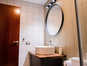 Een douche, een haardroger, handdoeken