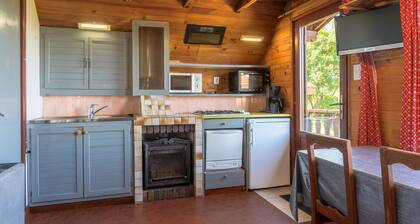 Chalet 'Chalet Les Moraines 8' avec vue sur les montagnes, piscine partagée et terrasse privée.