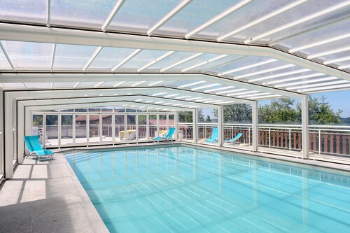 Chalet 'Chalet Les Moraines 8' avec vue sur les montagnes, piscine partagée et terrasse privée.